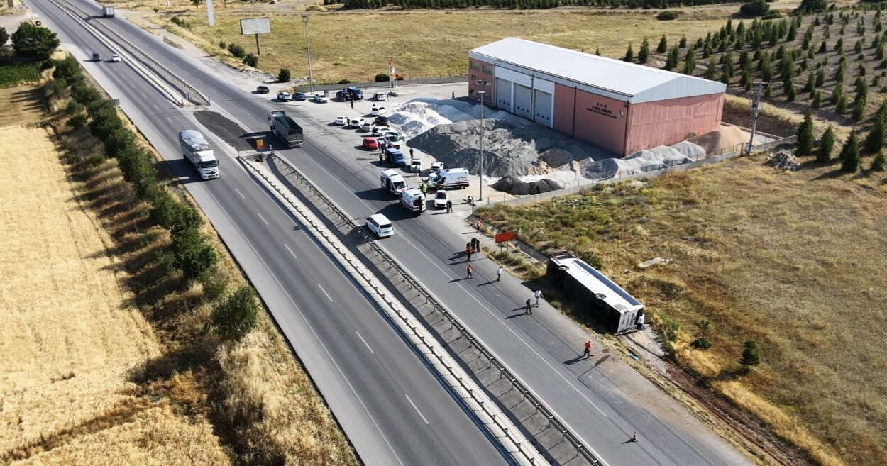 Yolcu otobüsü şarampole devrildi! 24 kişi yaralandı 9